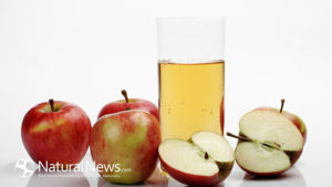 Whole-Sliced-Apples-Fruit-Juice-Glass-650X