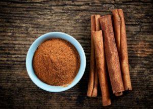 cinnamon-sticks-and-cinnamon-powder-on-a-table