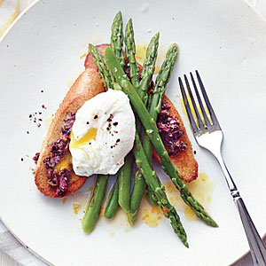 asparagus-salad-poached-eggs-tapenade-toasts-ck-x