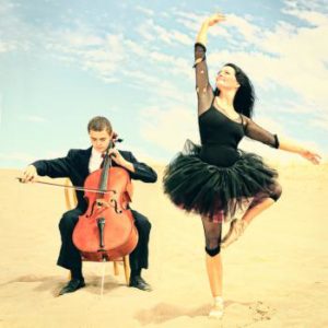cellist-and-ballet-dancer-in-the-desert